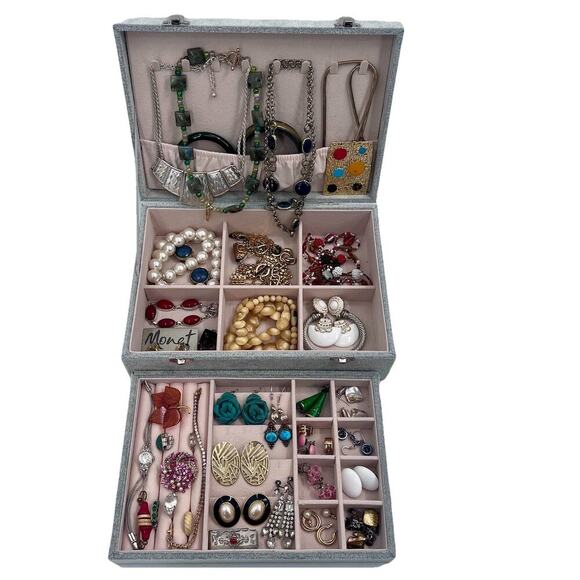 Vintage To Modern Costume Jewelry Mixed Lot Brooch Rings Necklace in Jewelry Box - Picture 1 of 14